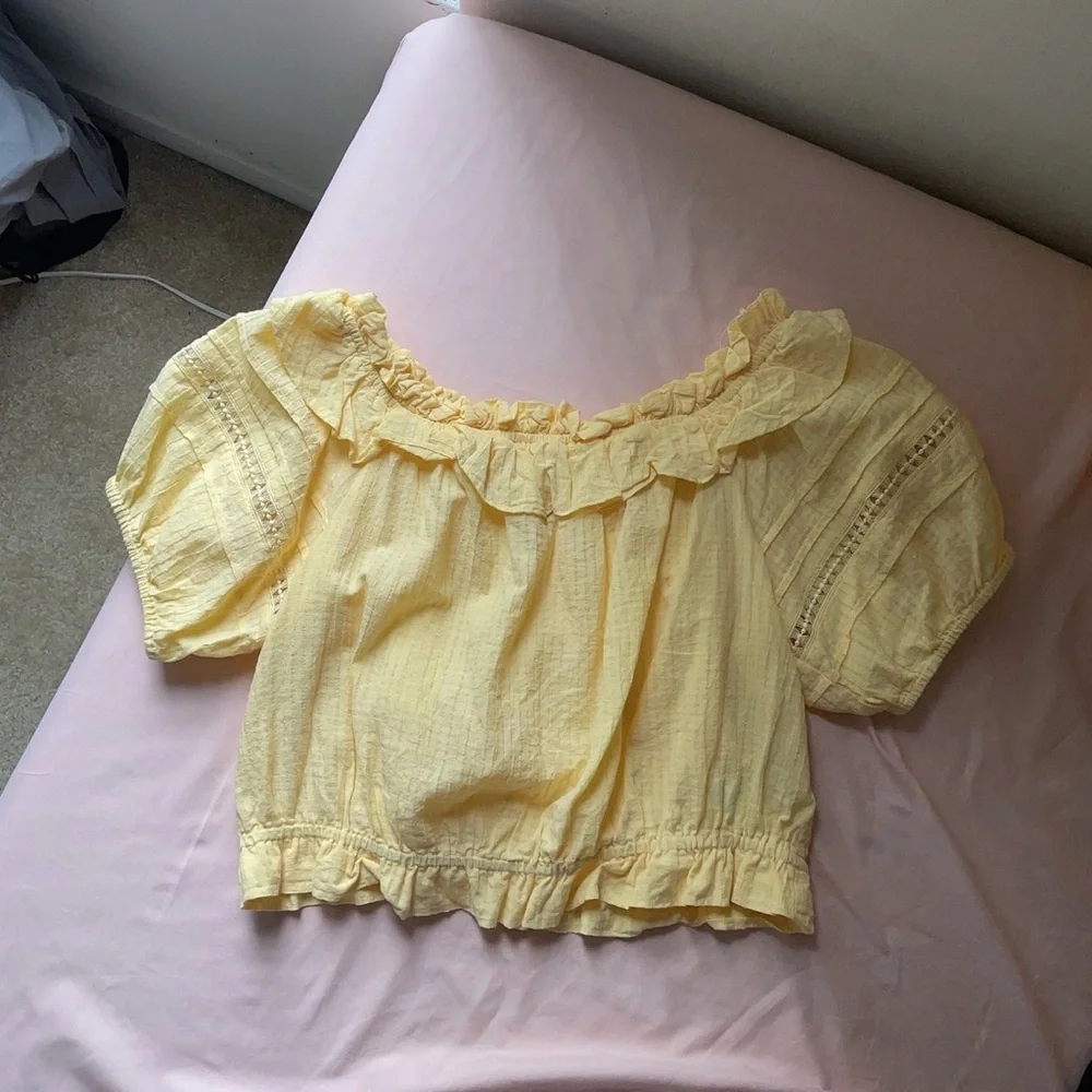 H&M Light Yellow Ruffled Crop Top - Picture 2 of 5